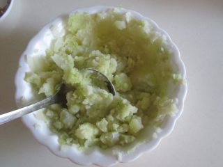 杂蔬冬瓜烧土豆丸,土豆煮到用筷子很容易插进去后，即可那出来去皮，并趁热用勺按压成泥；