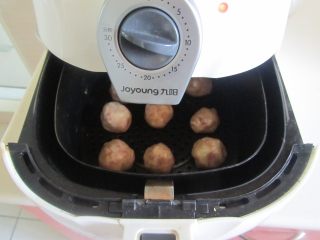 杂蔬冬瓜烧土豆丸,放入空气炸锅中， 180度， 12分钟炸熟即可；