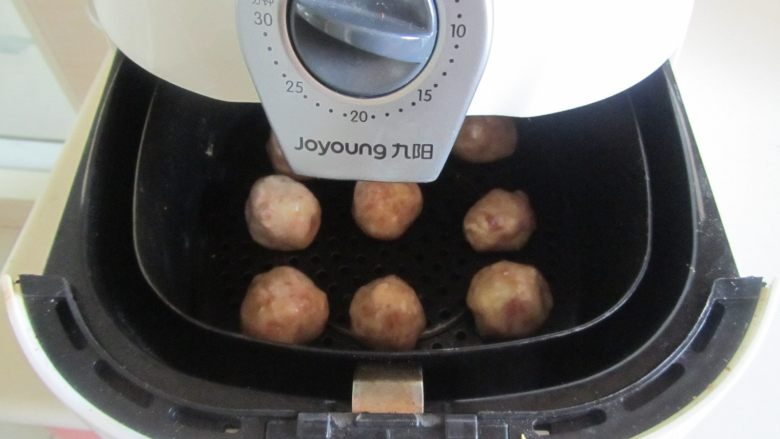 杂蔬冬瓜烧土豆丸,放入空气炸锅中， 180度， 12分钟炸熟即可；