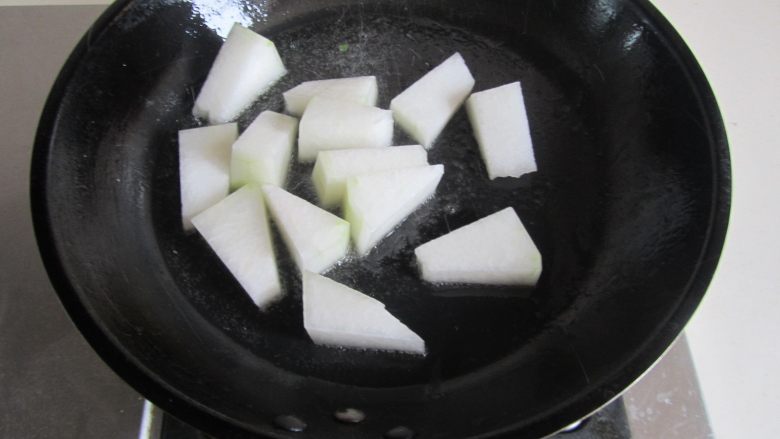 杂蔬冬瓜烧土豆丸,热锅凉油， 放入冬瓜块翻炒一下；