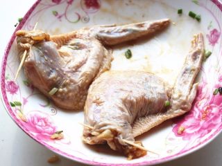 烤翅包饭,炒饭不要装太满，因为烤熟后鸡翅会缩。