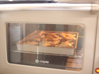 烤翅包饭,入烤箱180度烤20分钟。