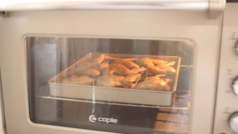 烤翅包饭,入烤箱180度烤20分钟。