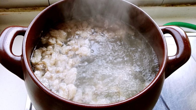 砂锅炖羊肉,把羊肉捞入料水已经烧开的砂锅内。