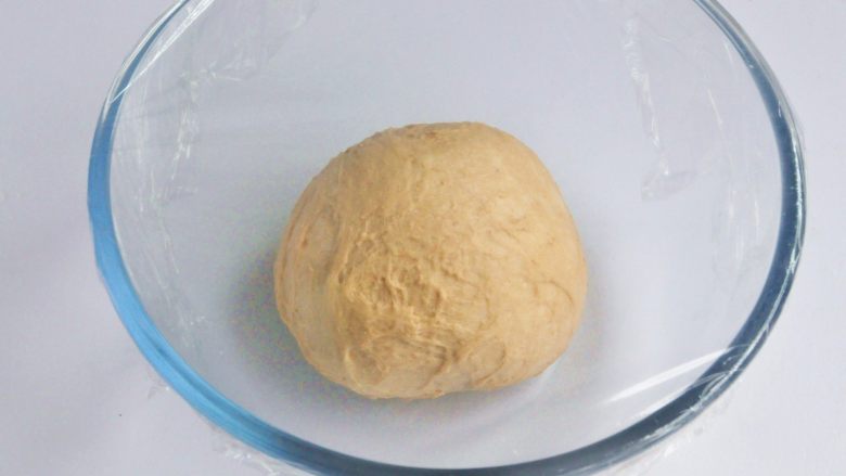 红糖全麦鸡蛋三明治,将揉好的面团放入烤箱中进行第一次发酵，在面团上盖一层保鲜膜，烤箱里放一碗温水，30度1小时。