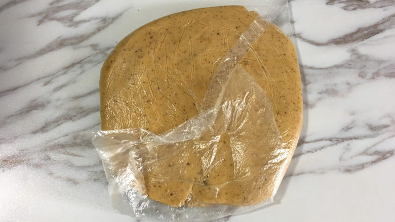爱心型凤梨馅夹心挞饼,装入保鲜袋里放冰箱冷藏30分钟。