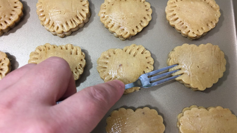 爱心型凤梨馅夹心挞饼,用钗子在边缘处压上花纹。