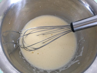 斑马纹戚风蛋糕,用手动打蛋器进行搅拌，搅拌2-3分钟左右，打到没见油星，材料明显变稠。