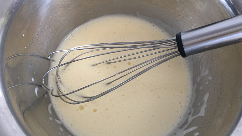 斑马纹戚风蛋糕,用手动打蛋器进行搅拌，搅拌2-3分钟左右，打到没见油星，材料明显变稠。