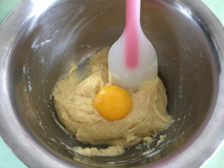 斑马纹戚风蛋糕,分三次加入蛋黄，搅拌均匀再加下一个鸡蛋 。