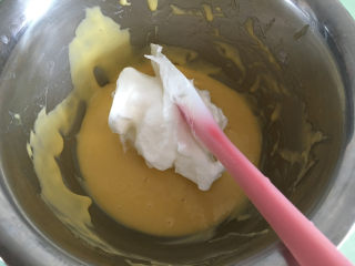 斑马纹戚风蛋糕,将打发好的蛋白一分为二，分成两份，（一份放入未加红曲粉的蛋黄糊中，一份放入加了红曲粉的蛋黄糊中）先取少量蛋白霜加入没加红曲粉的蛋黄糊中。