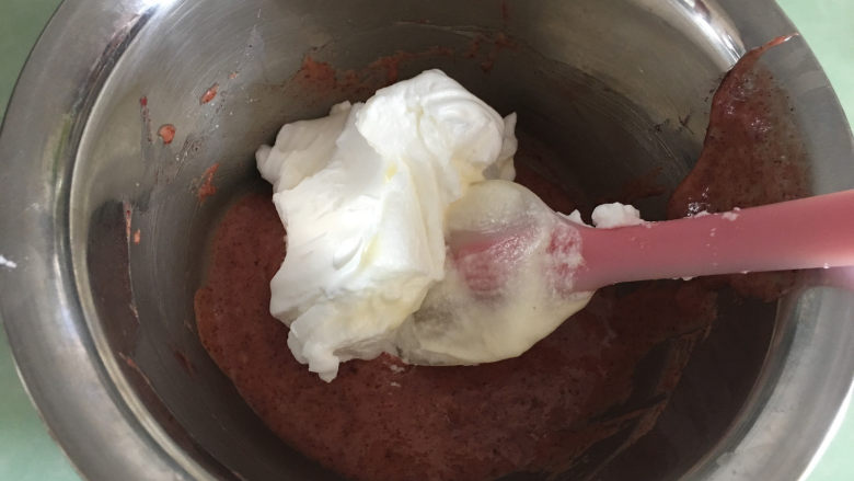 斑马纹戚风蛋糕,取少量蛋白加入加了红曲粉的蛋黄糊中。