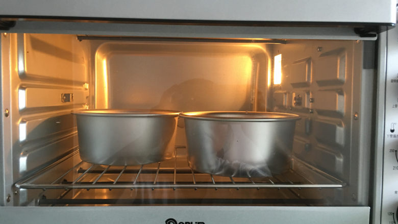斑马纹戚风蛋糕,放入提前预热的烤箱中进行烘烤，温度为150度，时间为50分钟。