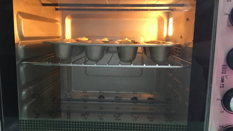 杏仁片小面包,放入提前预热的烤箱中进行烘烤，温度为170度，时间为23分钟。表面颜色够了盖锡纸。