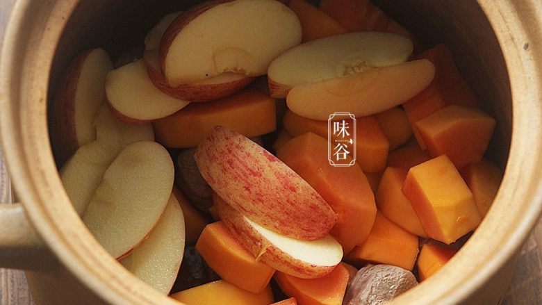 木瓜苹果瘦肉汤,将所有材料都放入汤煲内。