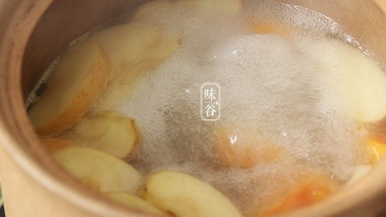 木瓜苹果瘦肉汤,大火沸腾后转小火煲1个小时（怕木瓜煮烂的话也可以1小时后再放木瓜煲半小时）。