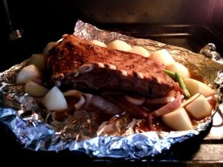 土豆烤羊排,190度再烤15分钟左右，中途多刷几次腌肉的酱汁，上色后撒上香菜碎即可
