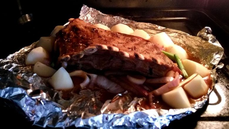 土豆烤羊排,190度再烤15分钟左右，中途多刷几次腌肉的酱汁，上色后撒上香菜碎即可
