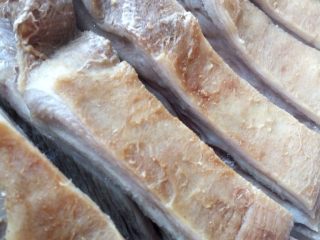 土豆烤羊排, 用刀在肉厚的部分切一下，能看到肉的内部已经八九成熟了，一会儿把酱料刷在这些切开的缝里，有助于入味
