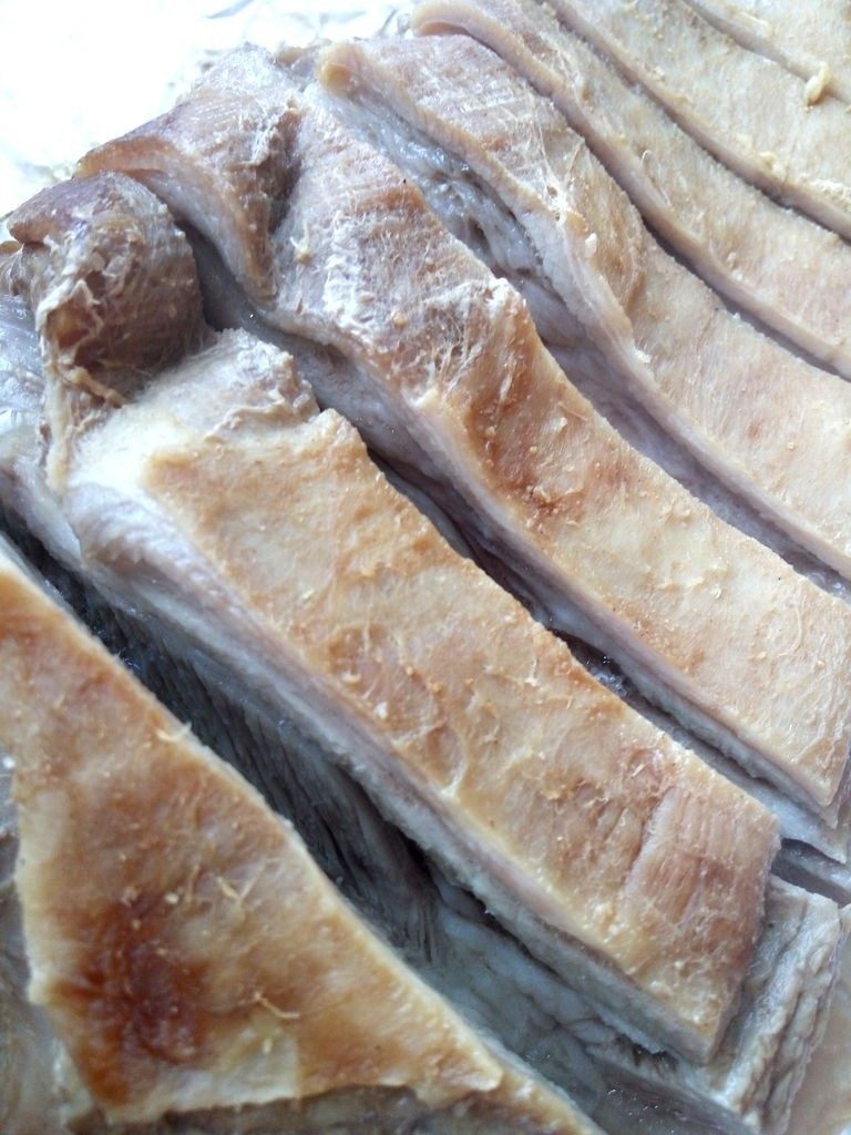 土豆烤羊排, 用刀在肉厚的部分切一下，能看到肉的内部已经八九成熟了，一会儿把酱料刷在这些切开的缝里，有助于入味