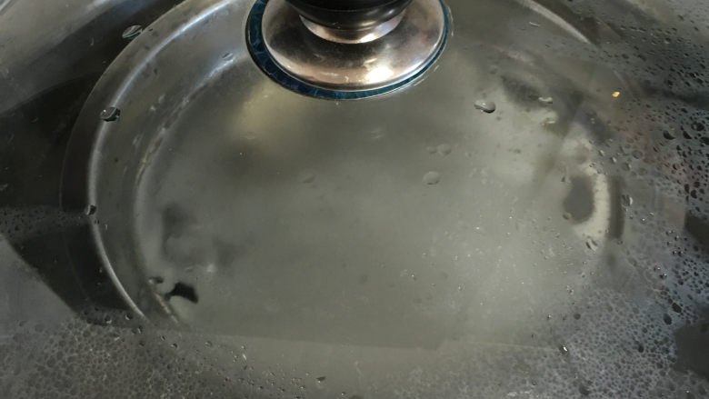 自制凉皮（洗面版）,摇匀后盖上锅盖，注意盖严不要漏气。