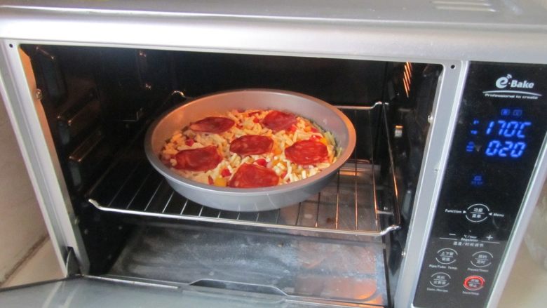 火腿杂蔬红薯披萨,再放入预热170度烤箱中， 中下层， 再烤10分钟，拿出来后再表面上摆上香草叶即可。