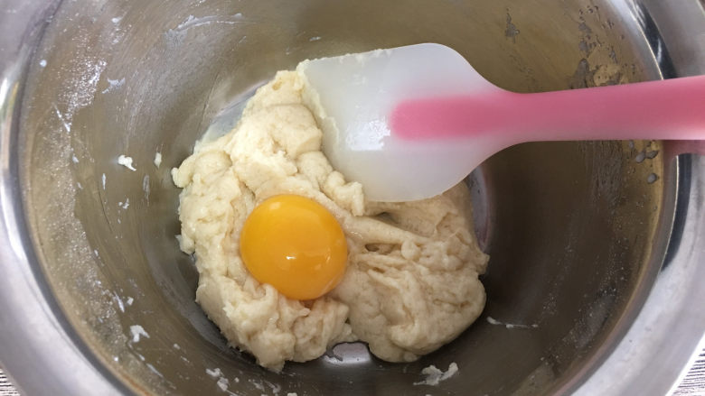 玫瑰花酱戚风蛋糕,4个蛋黄分三次加入蛋黄糊中，每加入一次蛋黄，搅拌均匀后才再加下一次。