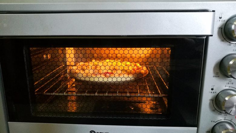 墨鱼热狗芝心披萨,放入烤箱160度烤20分钟即可。（不同烤箱是具体情况而定）