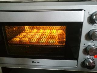香葱曲奇,放入烤箱160度烤25-30分钟，不同烤箱视具体情况而定。