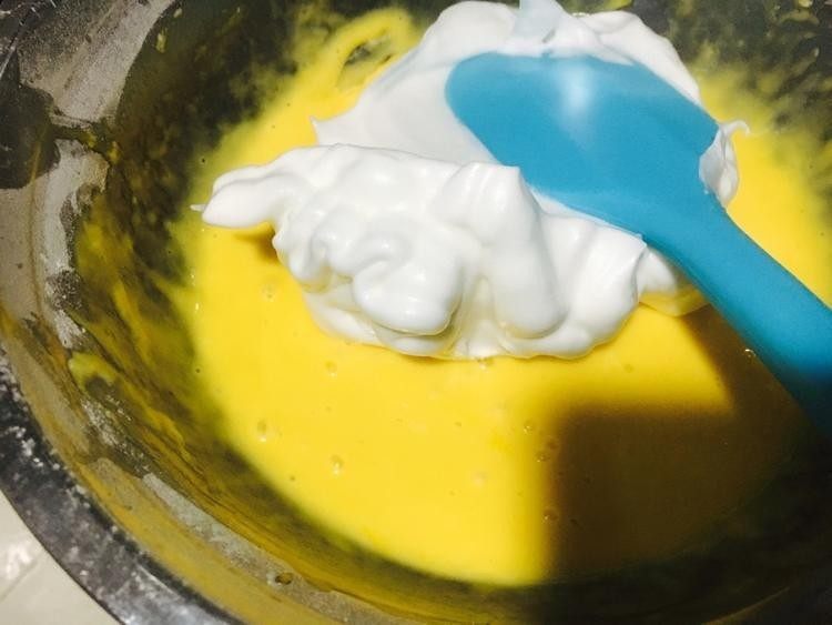 果茸慕斯,取1/3加入蛋黄翻拌均匀。