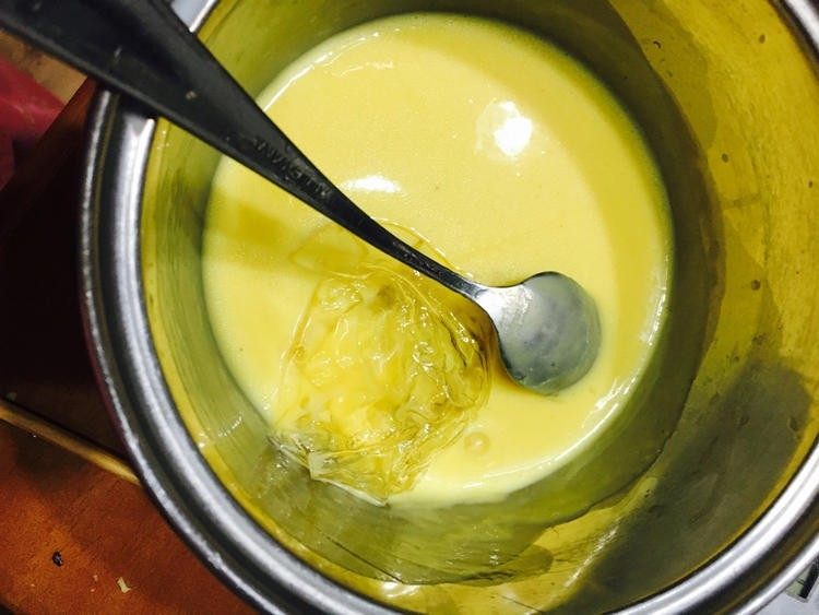 果茸慕斯,待温热的，不烫手的时候加入冷水泡软的吉利丁片快速搅拌融化。