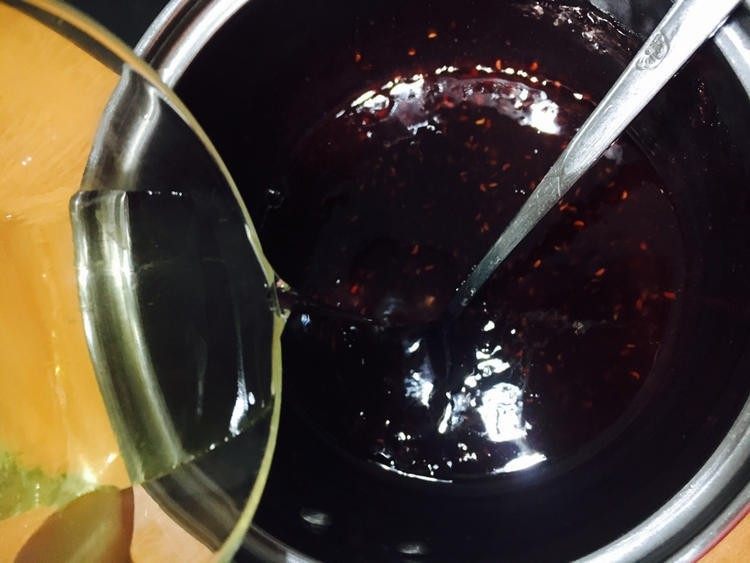 果茸慕斯,一样待温热不烫手再加入隔水融化的吉利丁液搅拌均匀。