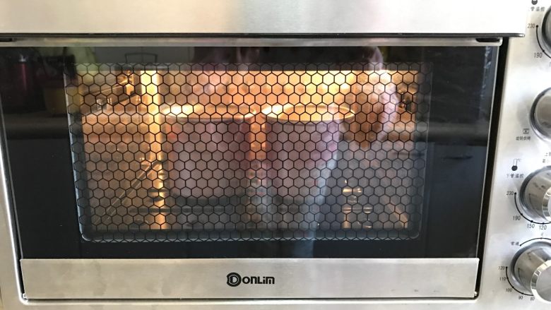 薄荷戚风蛋糕,放入东菱烤立方烤箱中，上管115度下管120度，烘烤50分钟。