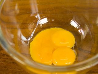 网红肉松小贝,首先将鸡蛋的蛋清和蛋黄分开，蛋白放搅拌盆中，蛋黄放入另一个盆中！如果用手持打蛋器，蛋白一定要放入干净的盆中，无油无水！分离蛋白和蛋黄的时候避