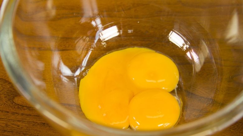 网红肉松小贝,首先将<a style='color:red;display:inline-block;' href='/shicai/ 9'>鸡蛋</a>的蛋清和蛋黄分开，蛋白放搅拌盆中，蛋黄放入另一个盆中！如果用手持打蛋器，蛋白一定要放入干净的盆中，无油无水！分离蛋白和蛋黄的时候避