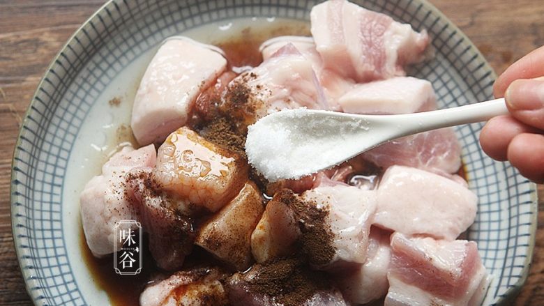 粤式海鲜咸肉粽,加入一小匙盐，搅拌均匀腌制3个小时；