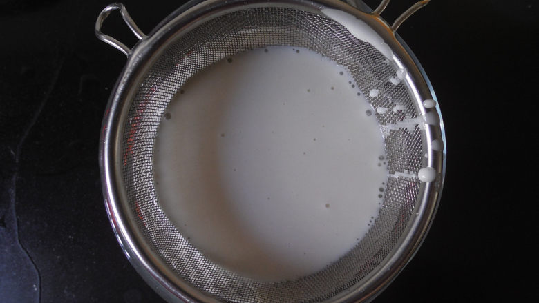 免洗凉皮,然后将面浆过滤一下，这样过滤是为了让面浆更细腻