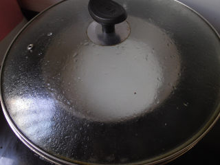 免洗涼皮,將盤子送入鍋中，讓其漂浮在開水上。中大火3分鐘左右