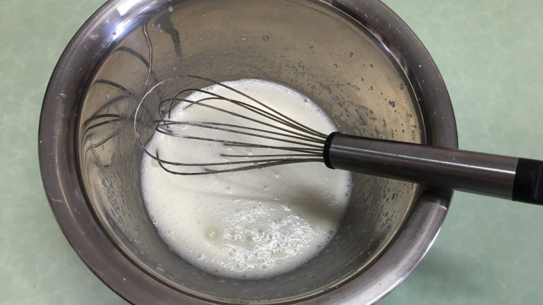 8寸原味戚风蛋糕,用手动打蛋器搅拌均匀，使细砂糖完全融化。