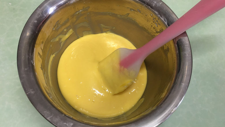 8寸原味戚风蛋糕,这是加完蛋黄后蛋黄糊的状态。