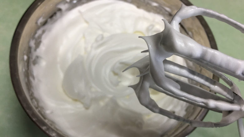 8寸原味戚风蛋糕,蛋白分三次加入细砂糖，用电动打蛋器进行打发，打发至提起打蛋器蛋白霜呈挺而有力的弯勾，蛋白霜细腻有光泽。