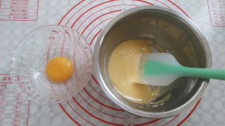 冰淇淋小蛋糕,分2次加入蛋黄，拌匀后再加入另外一个蛋黄