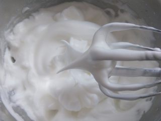 冰淇淋小蛋糕,打发蛋白，25克糖分3次加入，打发到偏干性，提起打蛋头蛋白霜是小而尖的状态