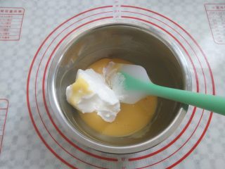 冰淇淋小蛋糕,取三分之一蛋白霜放入蛋黄糊，2-8点钟方向手法翻拌均匀