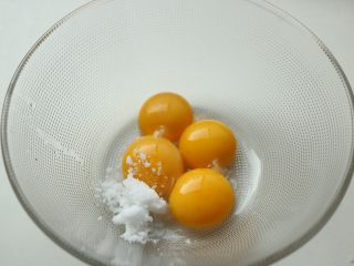 肉松小贝,蛋黄蛋白分离，蛋黄加入10白砂糖搅散。