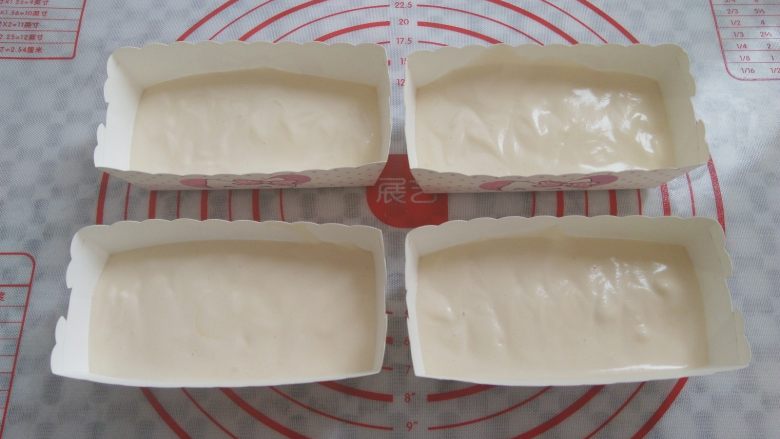 冰淇淋小蛋糕,把面糊倒入长方形的纸盒里，用牙签在蛋糊里划几下，减少气泡