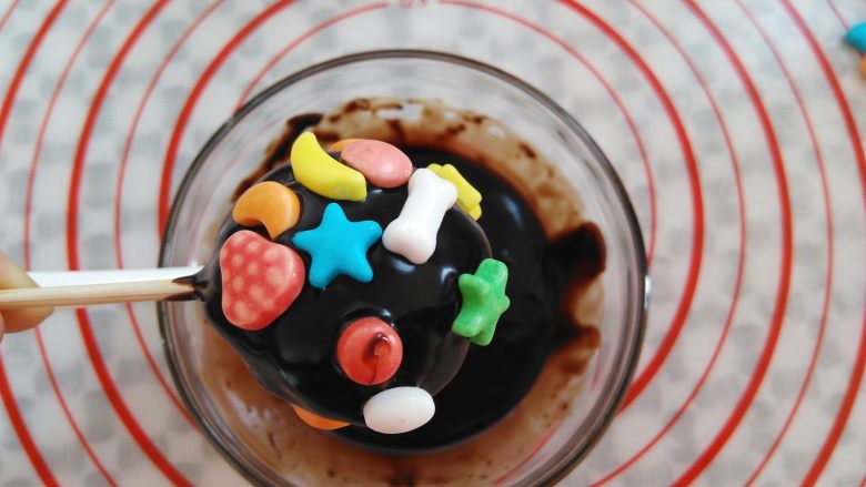 燕麦巧克力棒棒糖,表面放上喜欢的糖果，我顺手用了孩子的彩色糖果