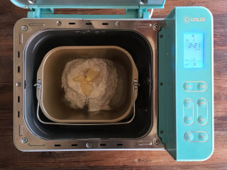 面包机版黑钻吐司,将面包材料全部放入面包机中，使用标准面包揉面程进行和面。