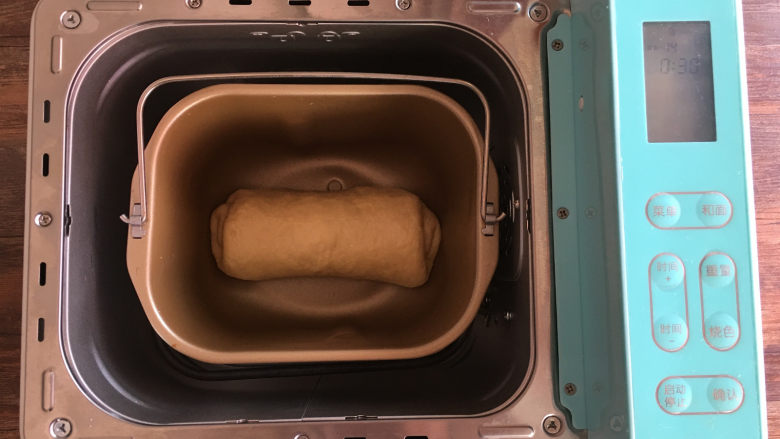 面包机版黑钻吐司,横着放入面包机桶内进行二次发酵。