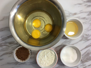 面包机版黑钻吐司,面包二次发酵的时候我们开始做蛋糕液。首先准备材料。